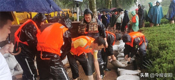 安陽益和熱力集團30人搶險隊逆流而上，奮戰在抗洪一線